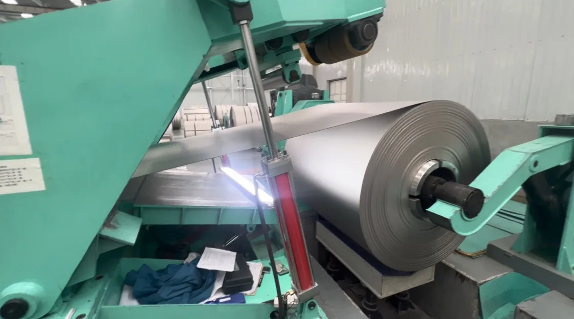 Den longitudinella slitsprocessmetoden för titanplatta